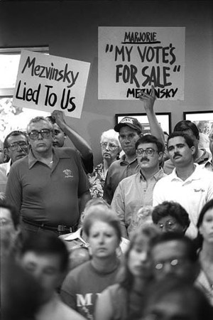THE CRUCIAL BUDGET VOTE:
Congressional district constituents pack
a meeting with Congresswoman Mezvinsky.