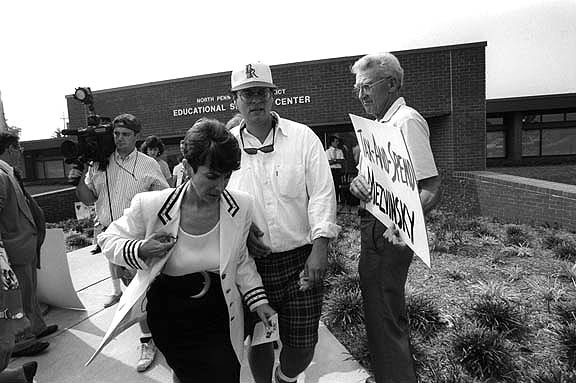 THE CRUCIAL BUDGET VOTE:
In her first trip back to her congressional district,
Congresswoman Marjorie Margolies Mezvinsky is
escorted by her chief of staff after meeting with
constituents to explain her pivitol vote supporting
Bill Clinton's budget.