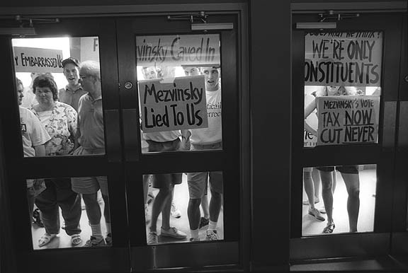 THE CRUCIAL BUDGET VOTE:
Protesters outside a packed meeting
where Congresswoman Mezvinsky met
with her constituents after her pivitol vote
passed Bill Clinton's budget.
